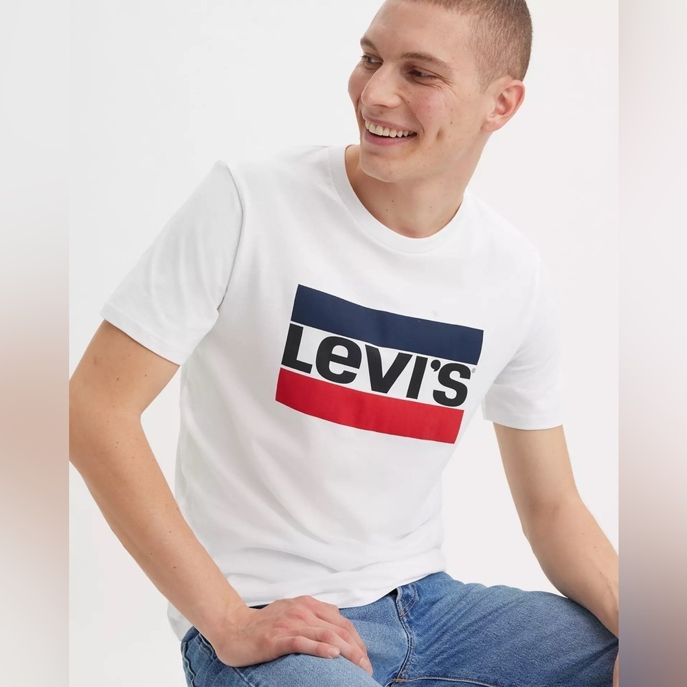 SPORTSWEAR GRAPHIC TEE. Leviโs